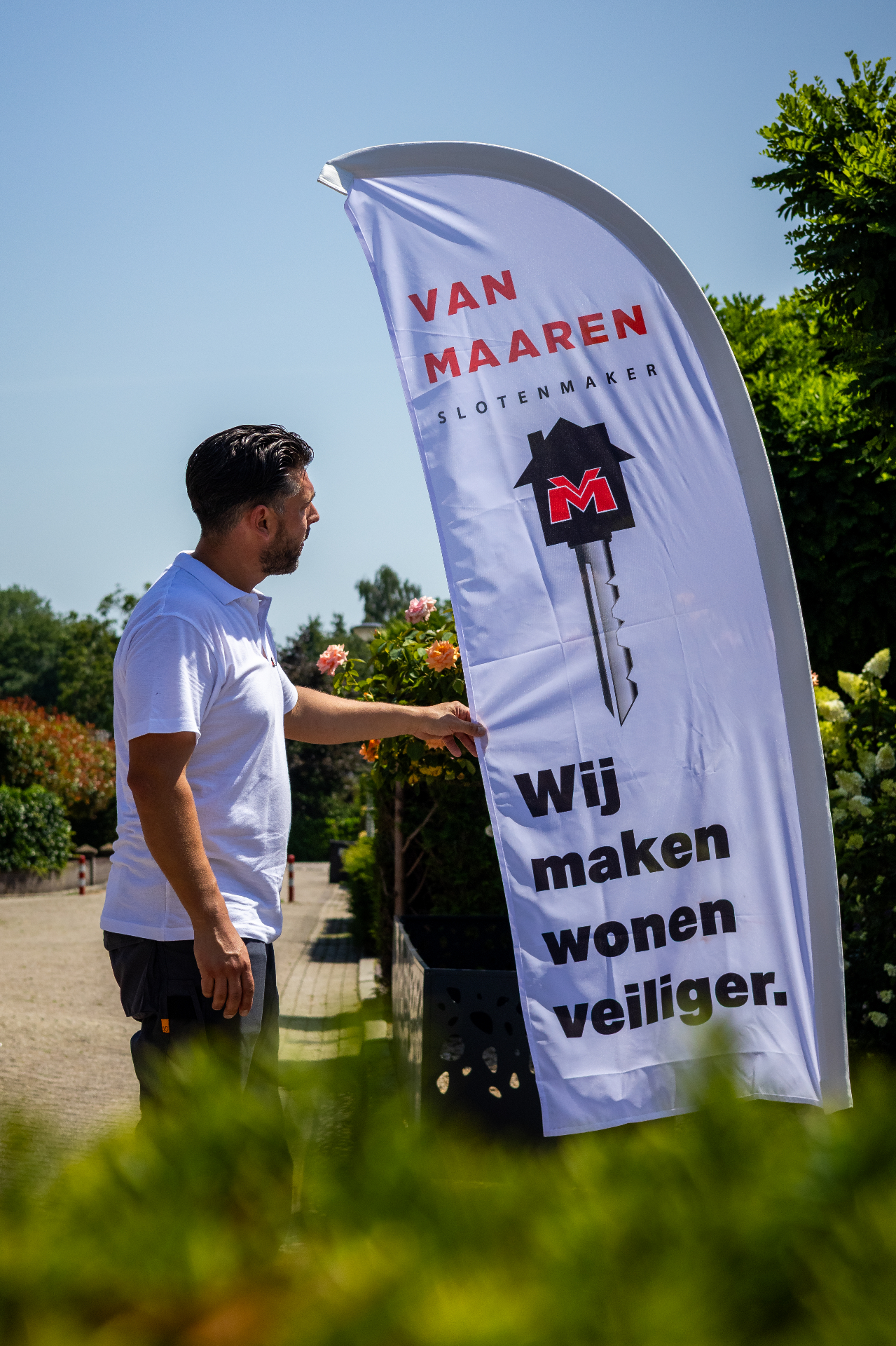 Slotenmaker Van Maaren met banner in Zoetermeer - wij maken wonen veiliger